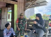 Babinsa Kamipang Tingkatkan Komsos, Ajak Warga Waspada Musim Hujan