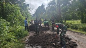 Danramil 1019-06/TSG Tegaskan TNI Selalu Hadir untuk Rakyat Lewat Gotong Royong di Tarusan Danum