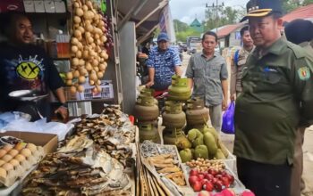 Bupati Katingan Saiful Sidak Pasar Tumbang Samba, Pantau Harga Sembako Jelang Ramadhan