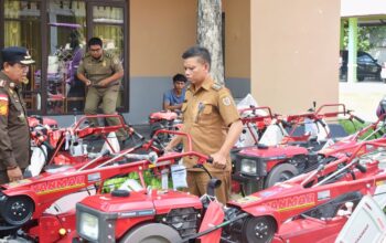 Wabup Katingan Serahkan Bantuan Alsintan Untuk Dukung Swasembada Pangan