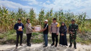 Kapolres Gunung Mas Serahkan Bantuan Bibit Jagung kepada Kelompok Tani Binaan Polsek Manuhing, Perkuat Ketahanan Pangan Desa