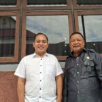 BERSAMA : Anggota DPRD Kabupaten Gumas Singong (kanan) ketika bersama koleganya Evandi, di kantor DPRD setempat, belum lama ini.