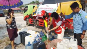 PMI Gunung Mas Distribusikan Air Bersih kepada Warga di Desa yang Terdampak Kekeringan