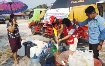 PMI Gunung Mas Distribusikan Air Bersih kepada Warga di Desa yang Terdampak Kekeringan