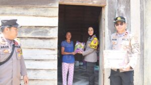 Kunjungan Kerja Kapolres Gunung Mas ke Polsek Kahut Diwarnai Penyaluran Bansos untuk Warga Tumbang Miri