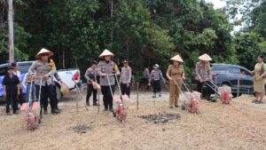 Kapolres Gunung Mas Serahkan Bibit Jagung dan Tanam Perdana di BUMDes Tajah Antang Raya