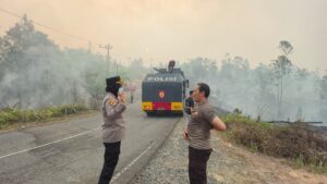 Berjibaku Padamkan Karhutla, Kapolres Gunung Mas Pimpin Tim Gabungan hingga Api Padam