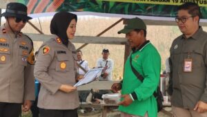 Panen Jagung di Tanjung Riu, Polres Gunung Mas Sosialisasikan Karhutla dan Bagikan Sembako