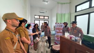 Dukung Pelayanan di RSUD Kuala Kurun, Polwan Polres Gunung Mas Salurkan Lima Tabung Oksigen