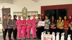 Bhayangkari Peduli Gunung Mas Salurkan 10 Tabung Oksigen untuk Dukung Pelayanan Kesehatan
