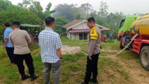 Polres Gunung Mas Laksanakan Patroli dan Pembagian Air Bersih bagi Warga Terdampak Kemarau Bersama Perumdam Maruang Duhung