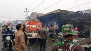 Api Mengamuk Di Pusaran Cinta, Empat Toko Kasongan Rusak